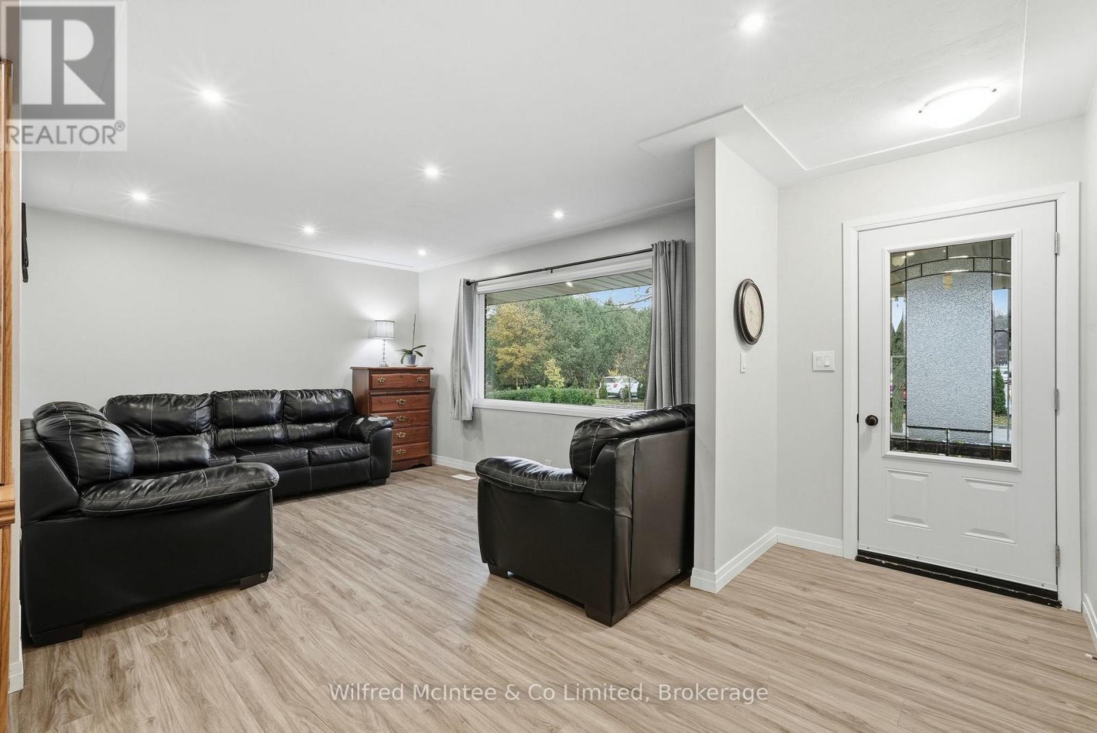 856 York Avenue N, North Perth, Ontario  N4W 2Y6 - Photo 4 - X12525662