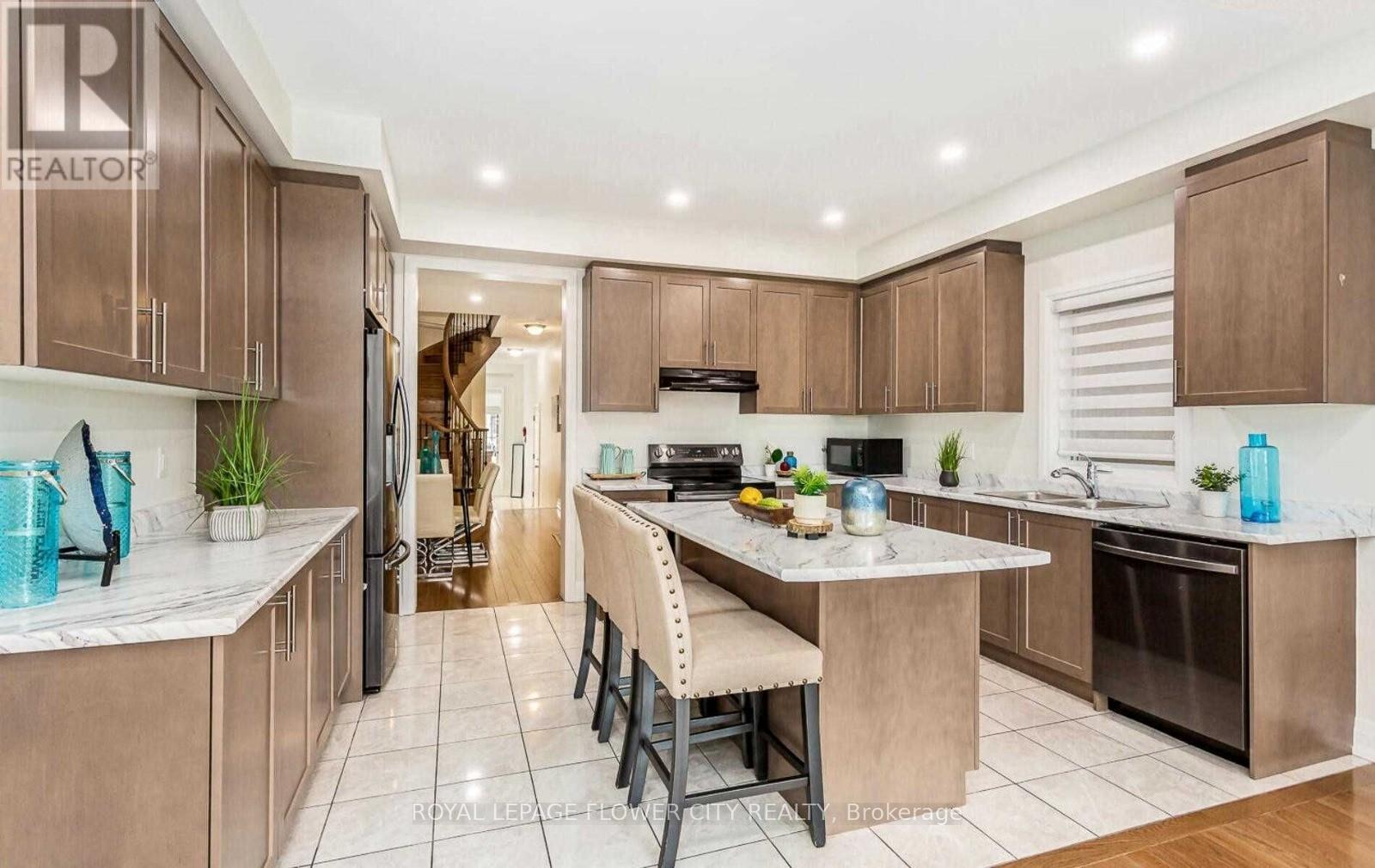 11 Dalbeattie Drive, Brampton, Ontario  L6Y 0E3 - Photo 10 - W12525602