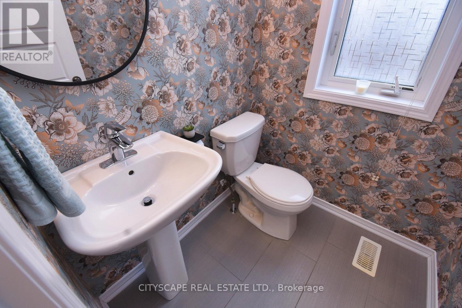 16 Kelso Drive, Haldimand, Ontario  N3W 0B7 - Photo 13 - X12525642