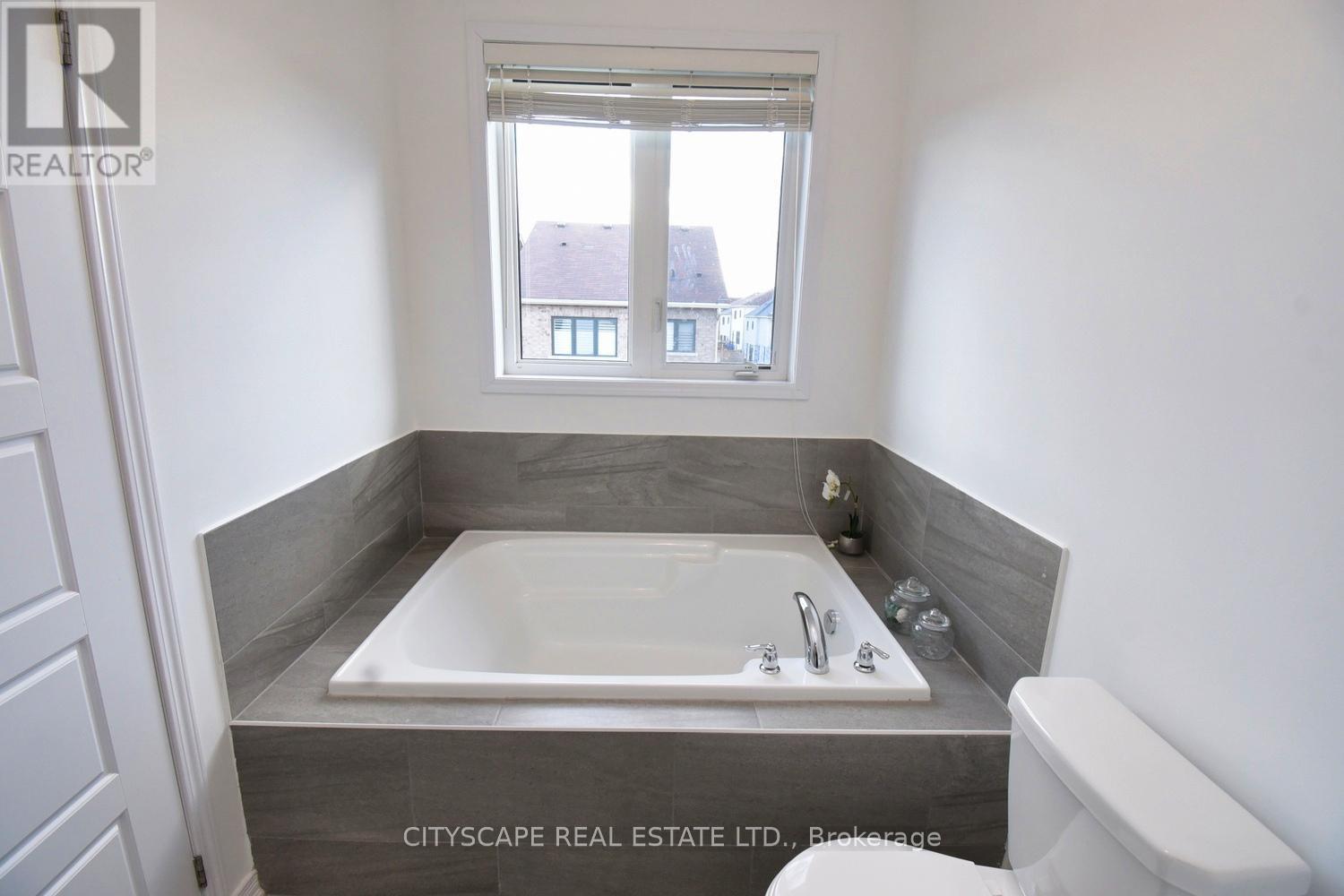 16 Kelso Drive, Haldimand, Ontario  N3W 0B7 - Photo 18 - X12525642