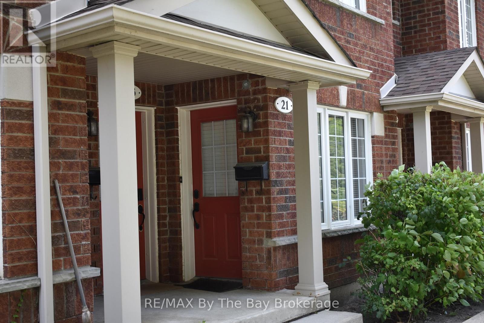 21 Raglan Street, Collingwood, Ontario  L9Y 5J5 - Photo 1 - S12525690