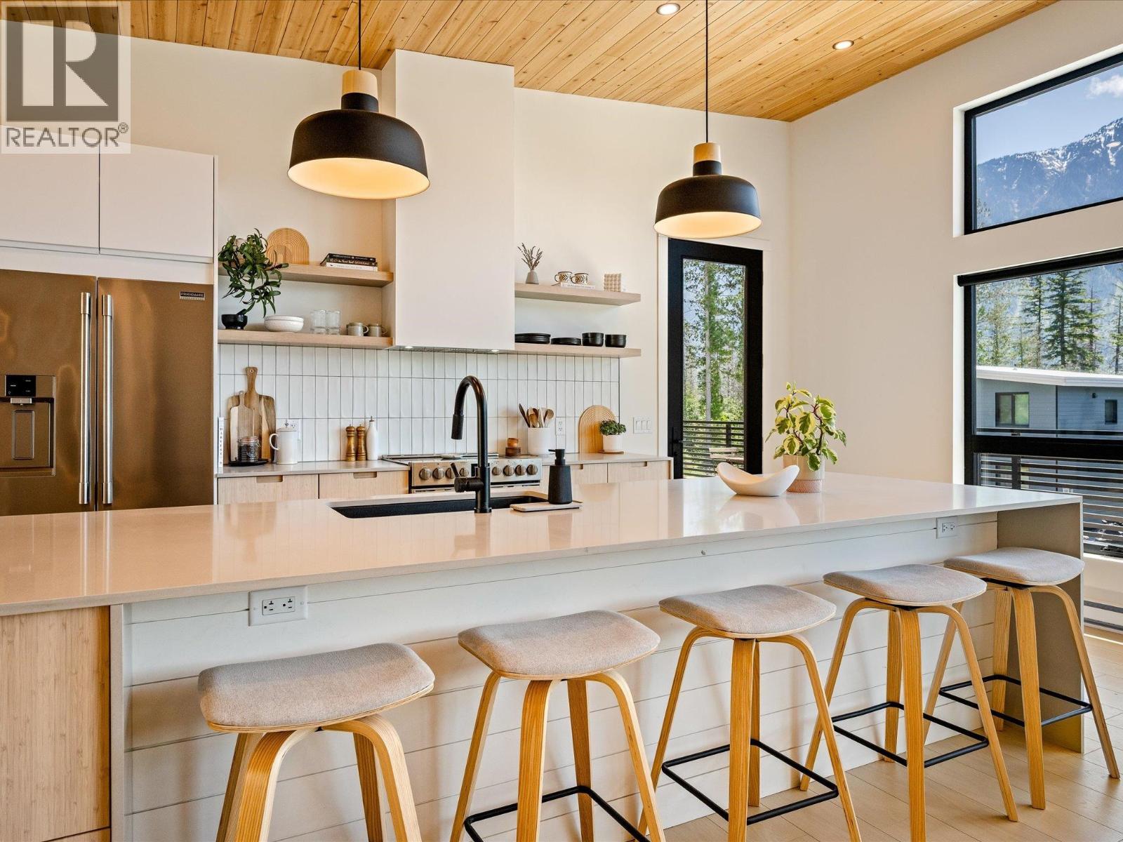 3011 Tenquille Place, Pemberton, British Columbia V0N 2L3 - Photo 6 - R3065961