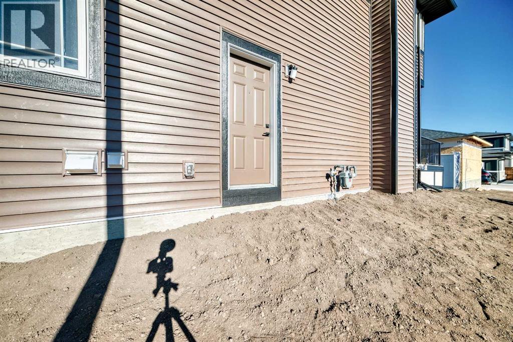 1001 Reynolds Crescent Sw, Airdrie, Alberta  T4B 5L8 - Photo 2 - A2268036