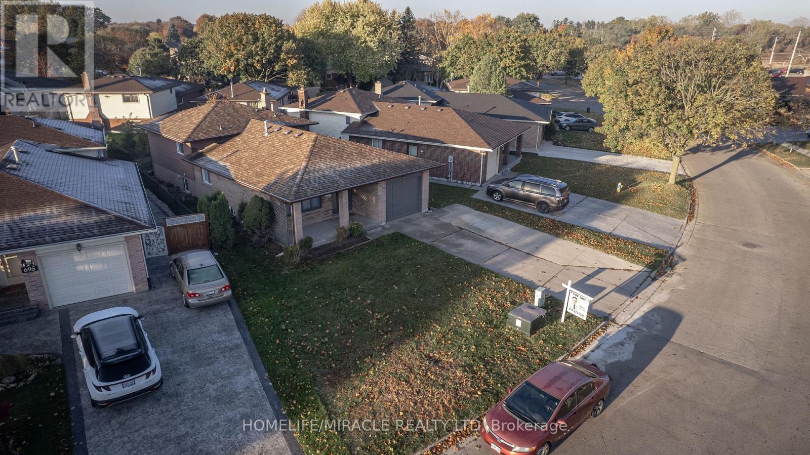 699 Classic Drive, London East, Ontario N6W 5X1 - Photo 3 - X12481078