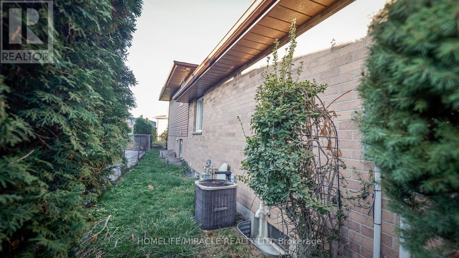 699 Classic Drive, London East, Ontario N6W 5X1 - Photo 8 - X12481078