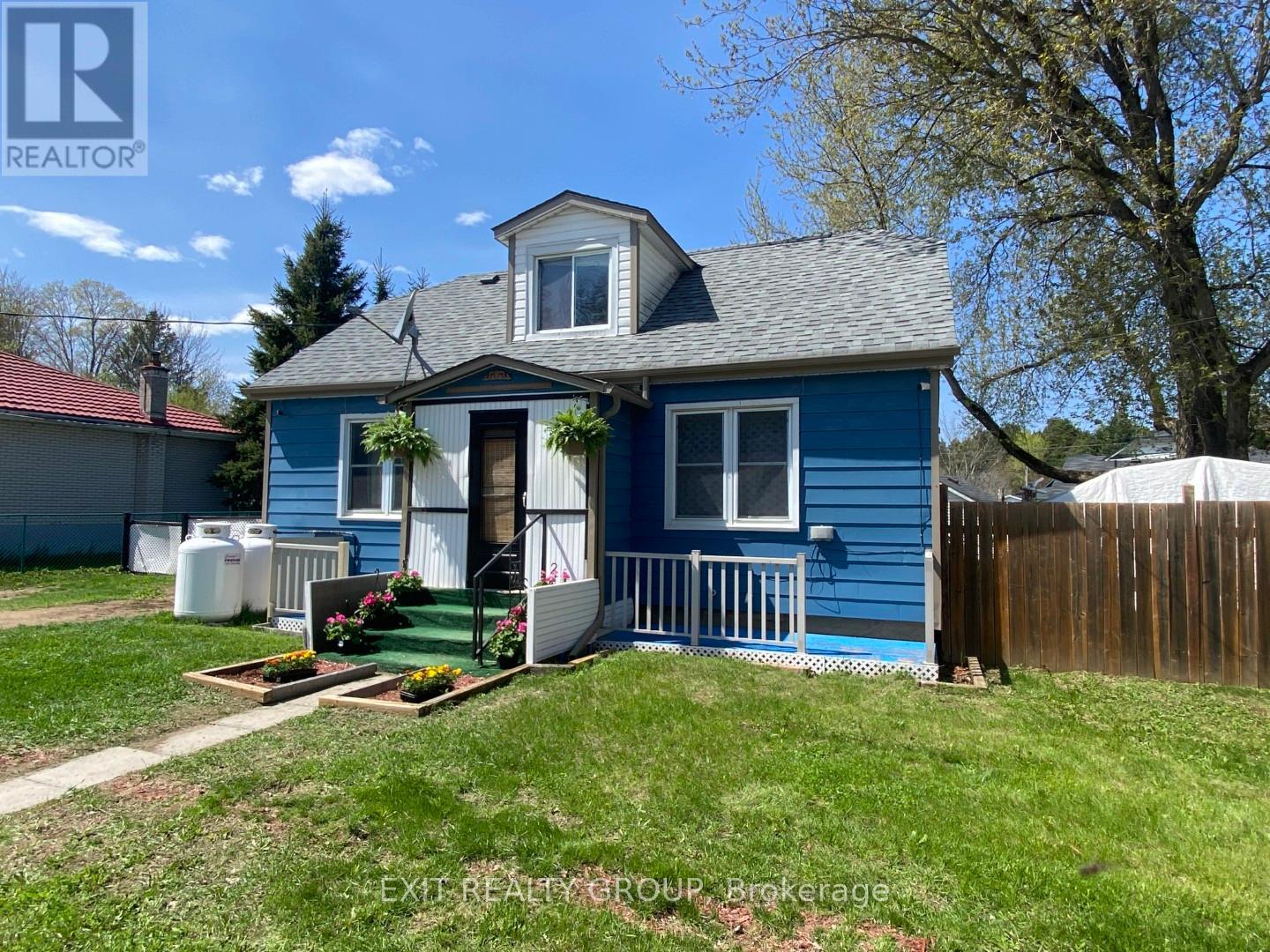 33 GLASTONBURY ROAD, Addington Highlands, Ontario