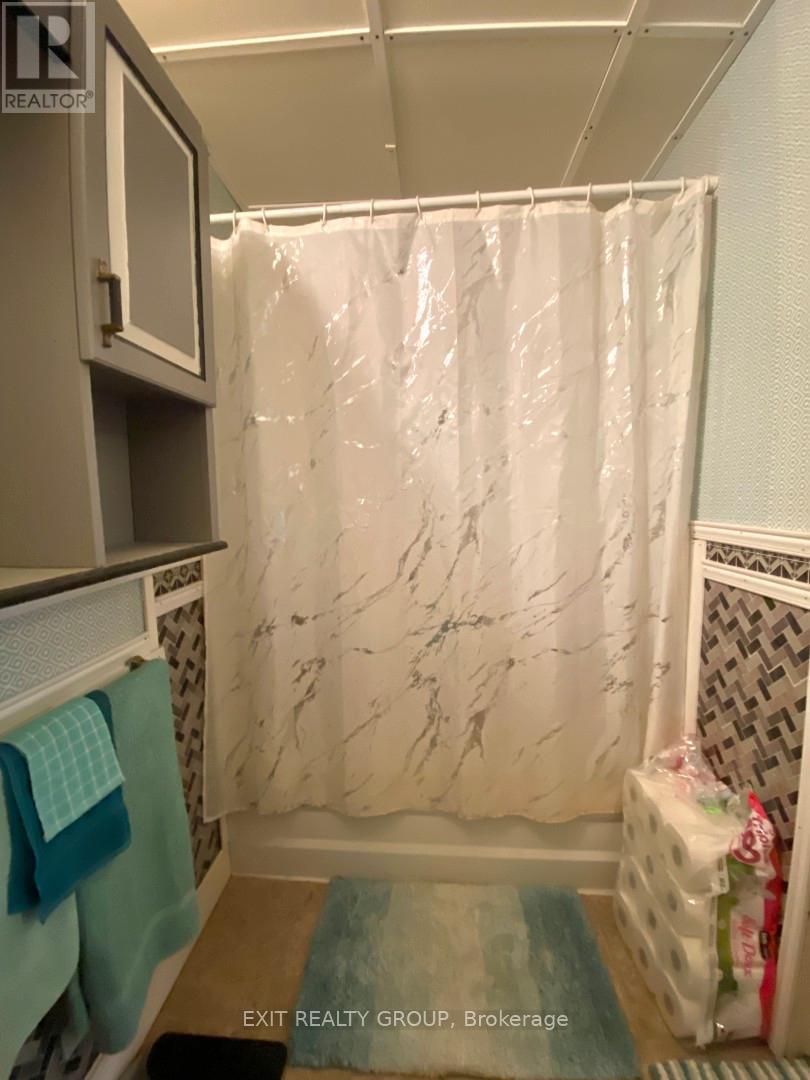 33 Glastonbury Road, Addington Highlands, Ontario K0H 2G0 - Photo 15 - X12525734