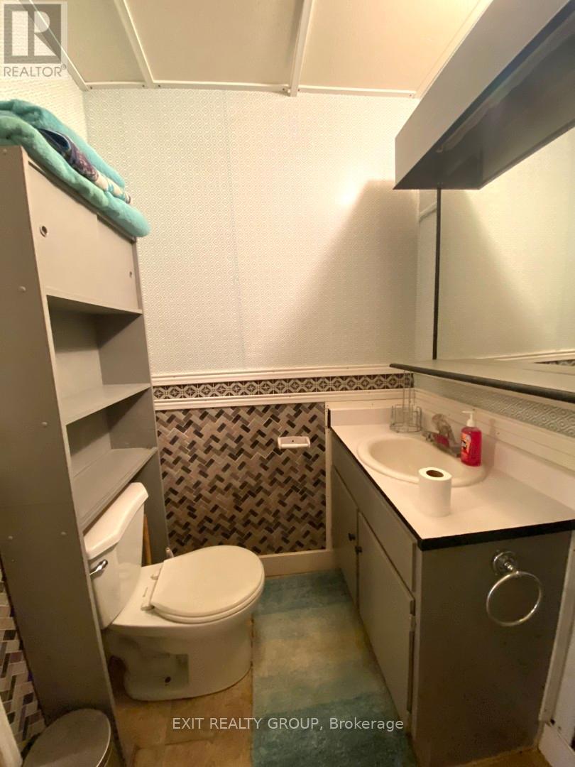 33 Glastonbury Road, Addington Highlands, Ontario K0H 2G0 - Photo 16 - X12525734