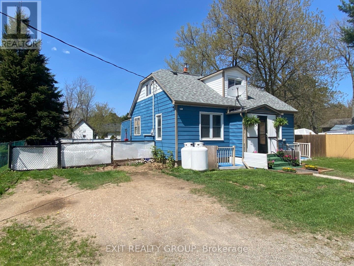 33 Glastonbury Road, Addington Highlands, Ontario K0H 2G0 - Photo 2 - X12525734