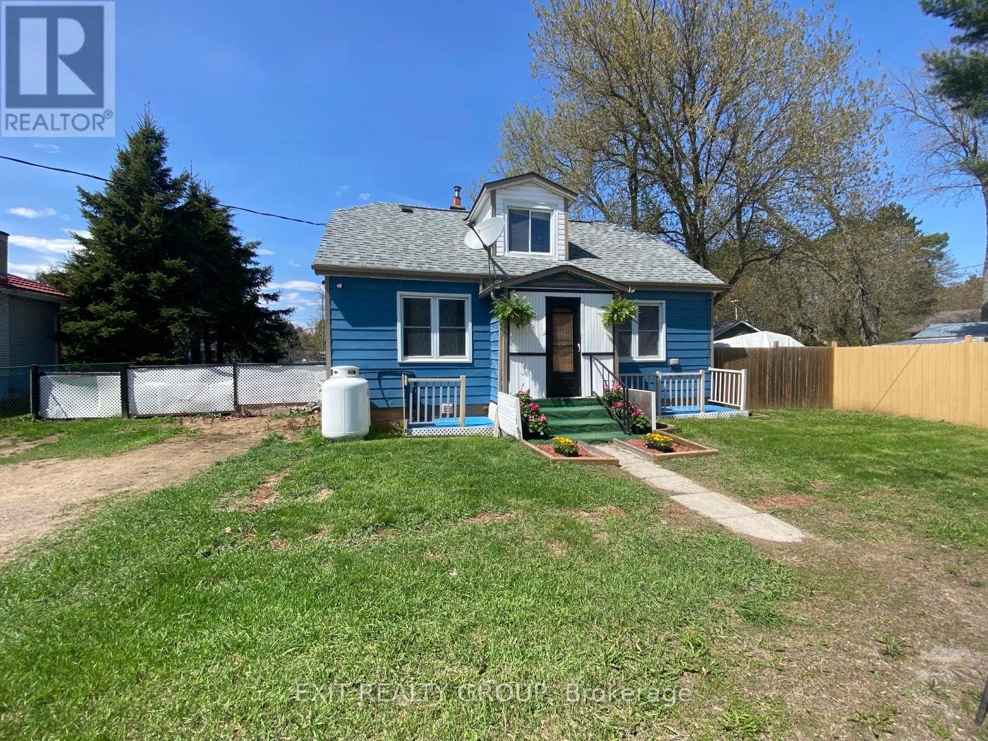 33 Glastonbury Road, Addington Highlands, Ontario K0H 2G0 - Photo 3 - X12525734