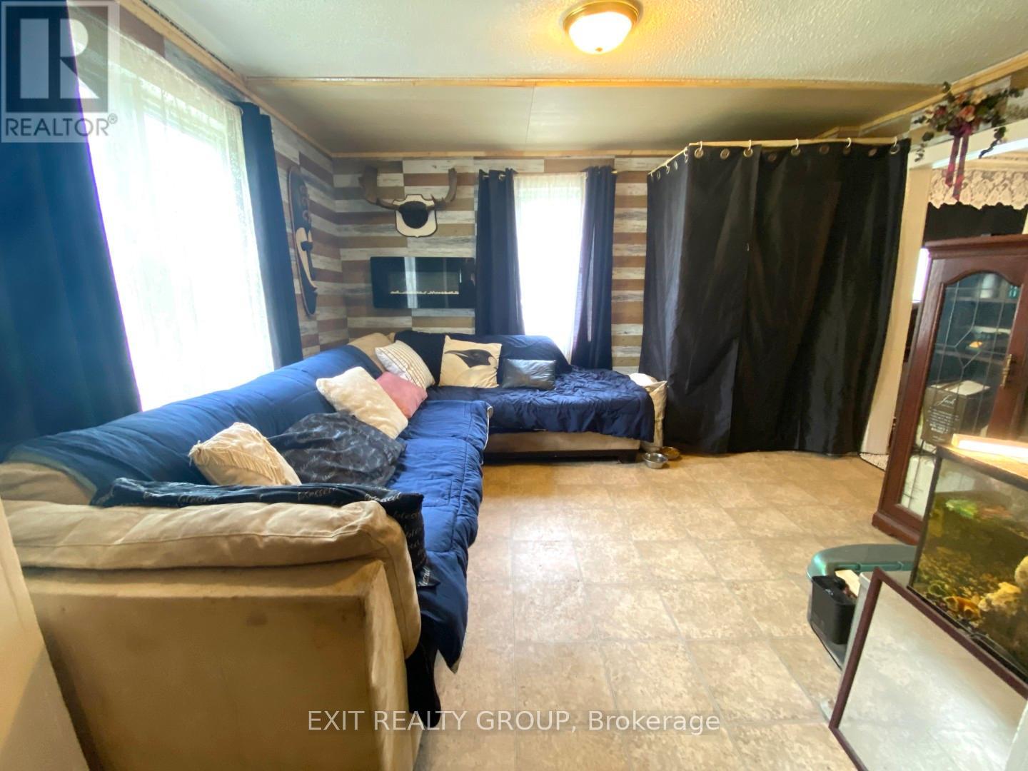 33 Glastonbury Road, Addington Highlands, Ontario K0H 2G0 - Photo 5 - X12525734