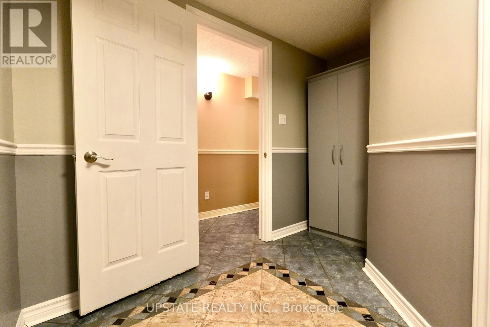 1627 Logandale Drive, Mississauga, Ontario  L5N 4M2 - Photo 4 - W12525672