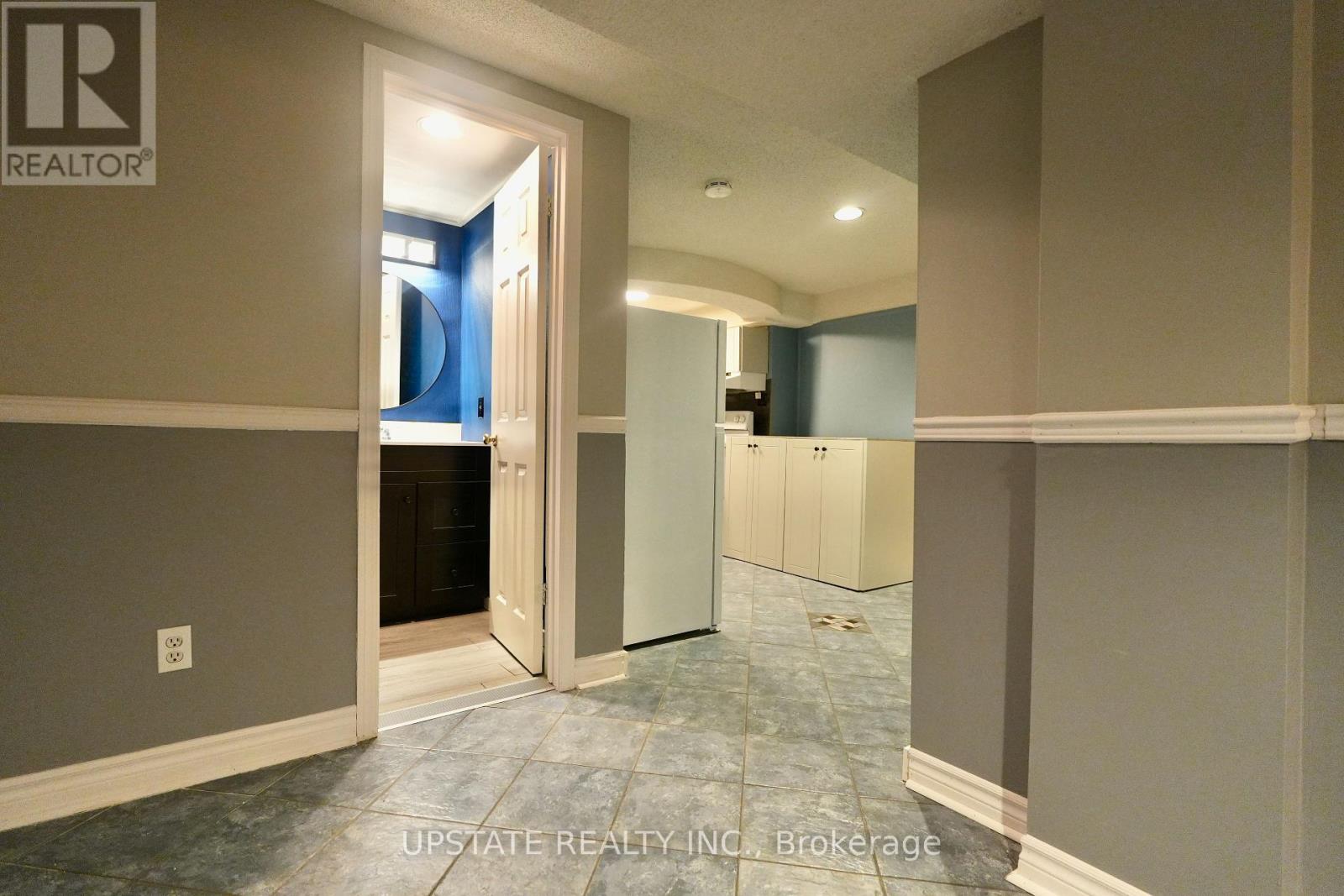 1627 Logandale Drive, Mississauga, Ontario  L5N 4M2 - Photo 6 - W12525672