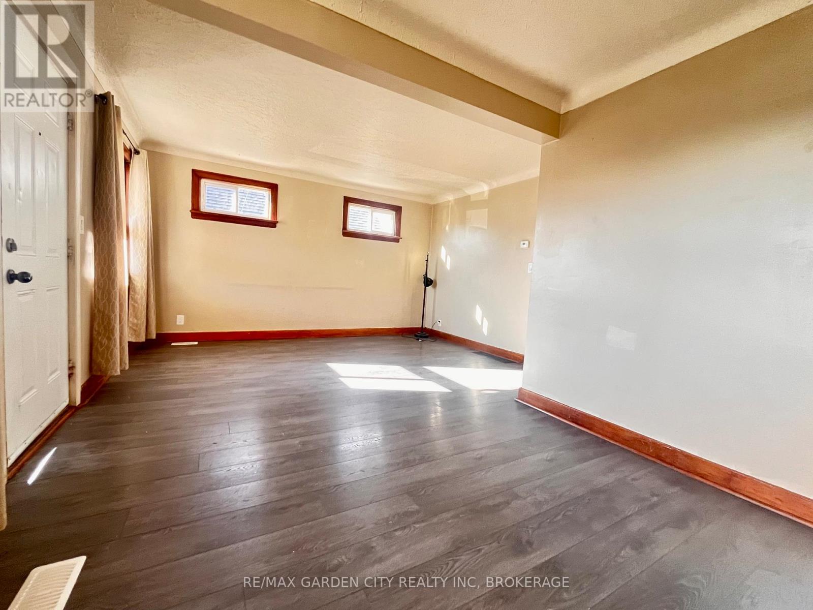 95 Page Street, St. Catharines, Ontario L2R 4A8 - Photo 2 - X12447814