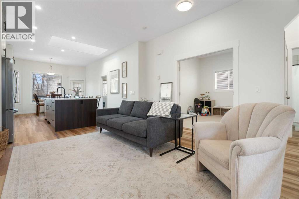 238 Somerglen Way Sw, Calgary, Alberta  T2Y 4B3 - Photo 6 - A2268022