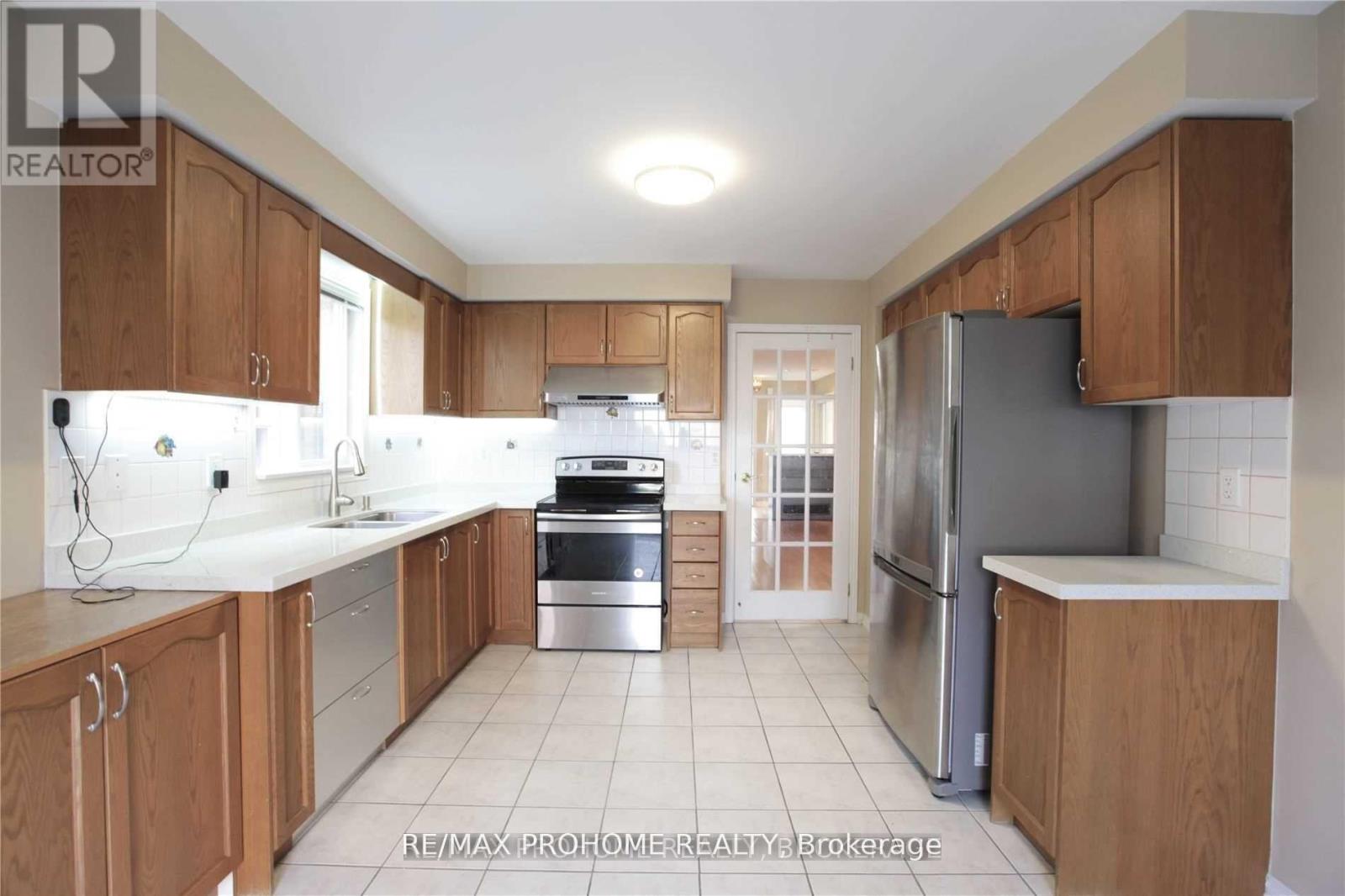 73 Briarcrest Drive, Markham, Ontario  L6C 3E7 - Photo 4 - N12454248