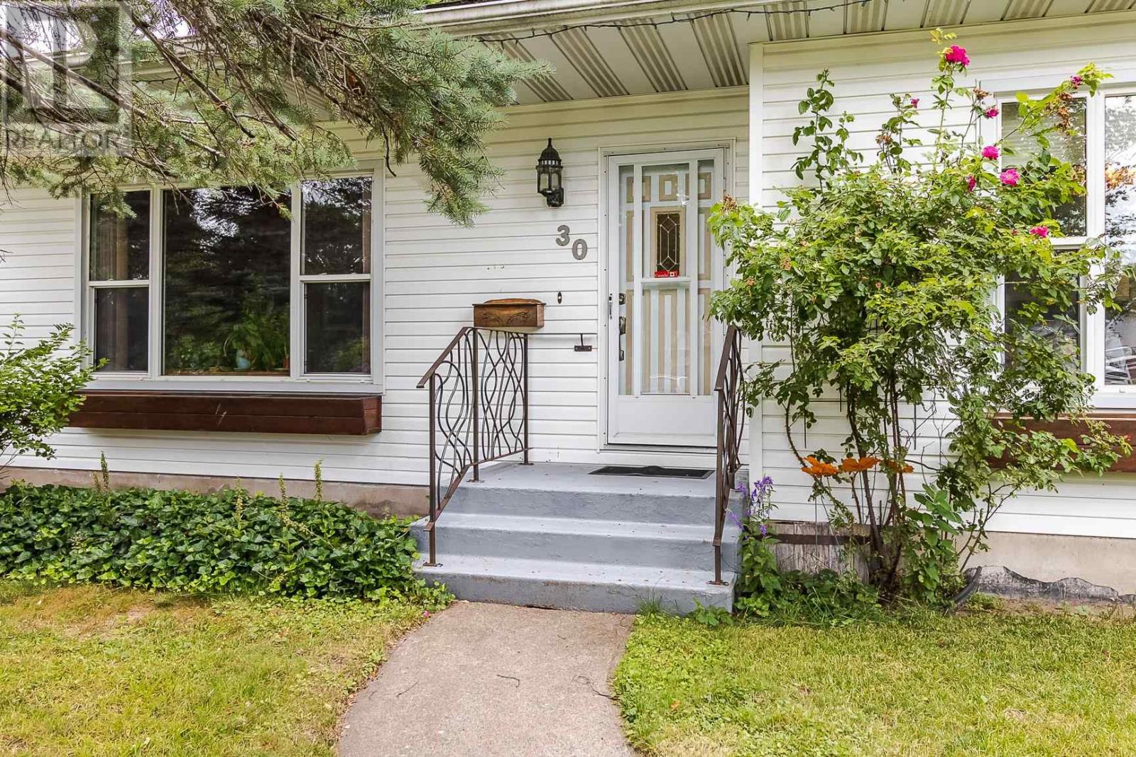 30 Carlbert St, Sault Ste. Marie, Ontario  P6A 5R9 - Photo 4 - SM252667