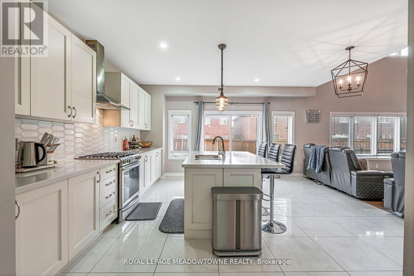 1029 Barton Way, Innisfil, Ontario  L9S 4R7 - Photo 12 - N12525742