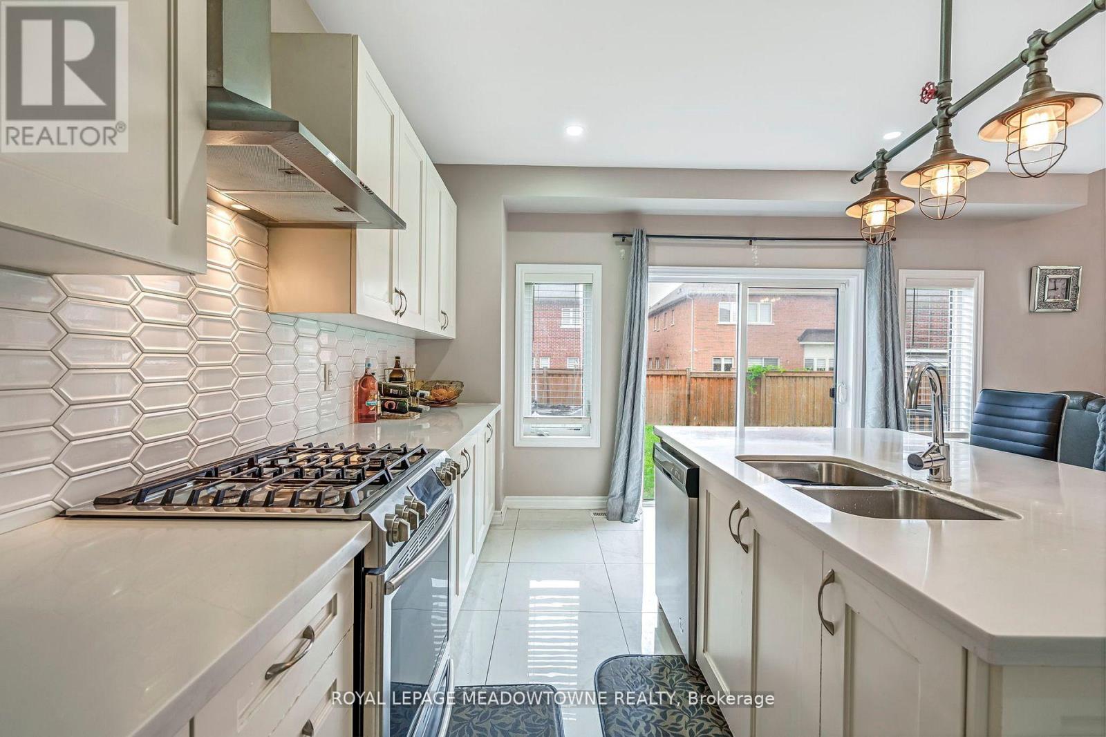 1029 Barton Way, Innisfil, Ontario  L9S 4R7 - Photo 16 - N12525742