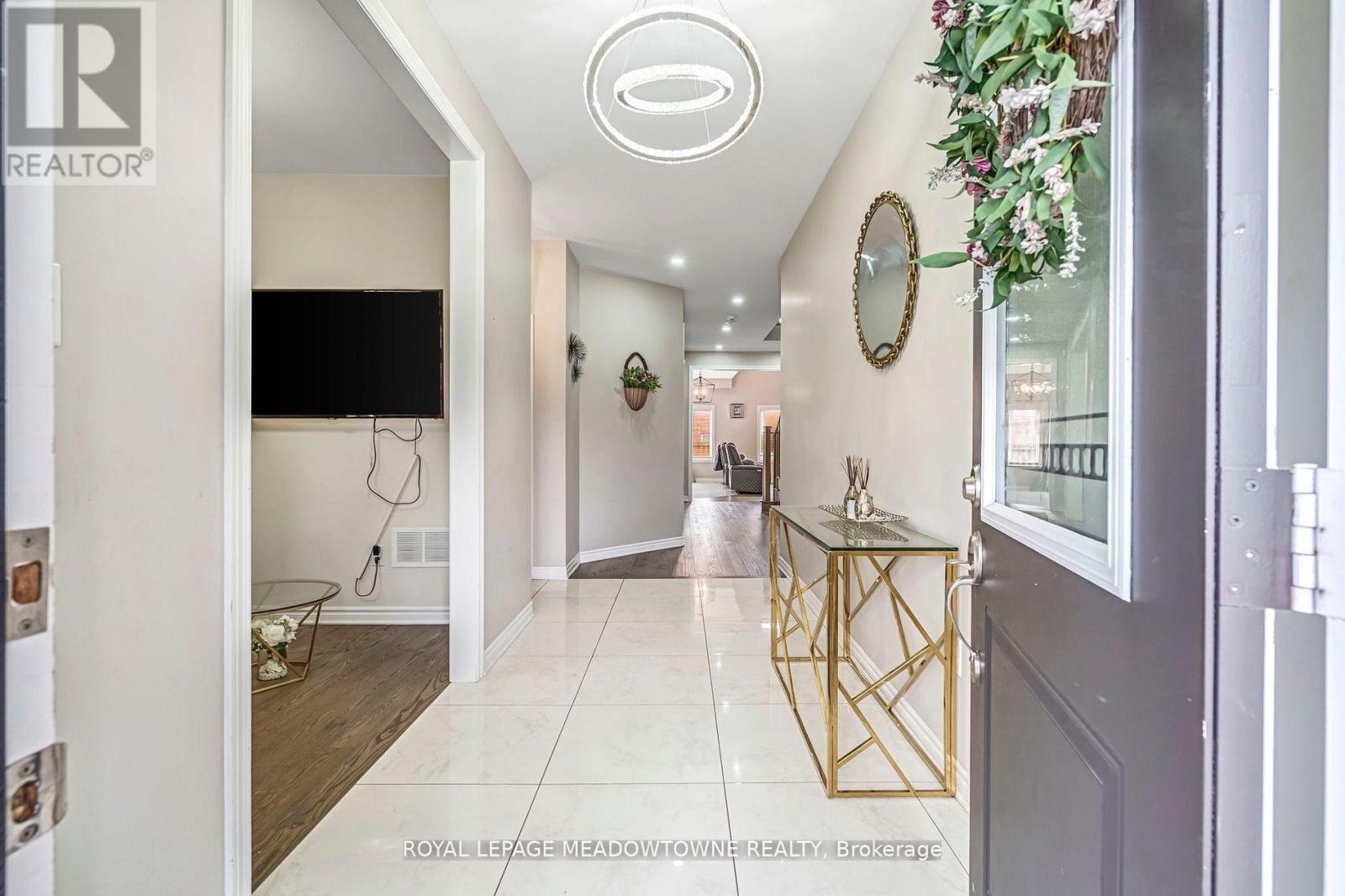 1029 Barton Way, Innisfil, Ontario  L9S 4R7 - Photo 4 - N12525742