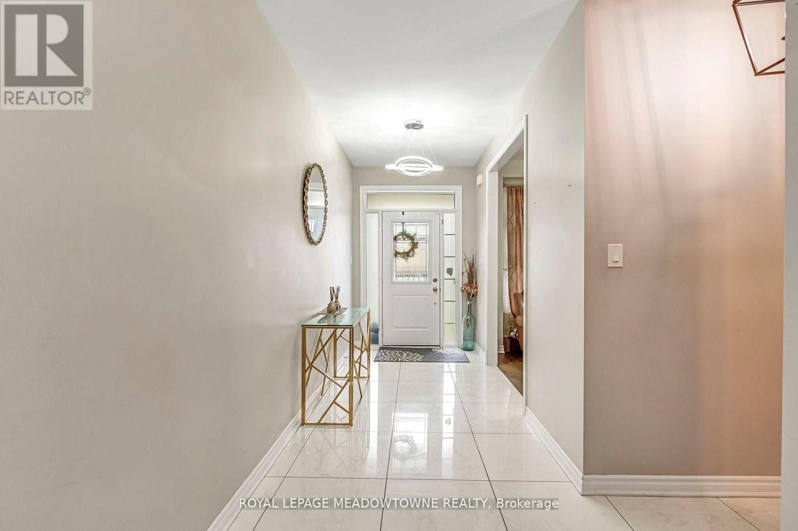 1029 Barton Way, Innisfil, Ontario  L9S 4R7 - Photo 5 - N12525742