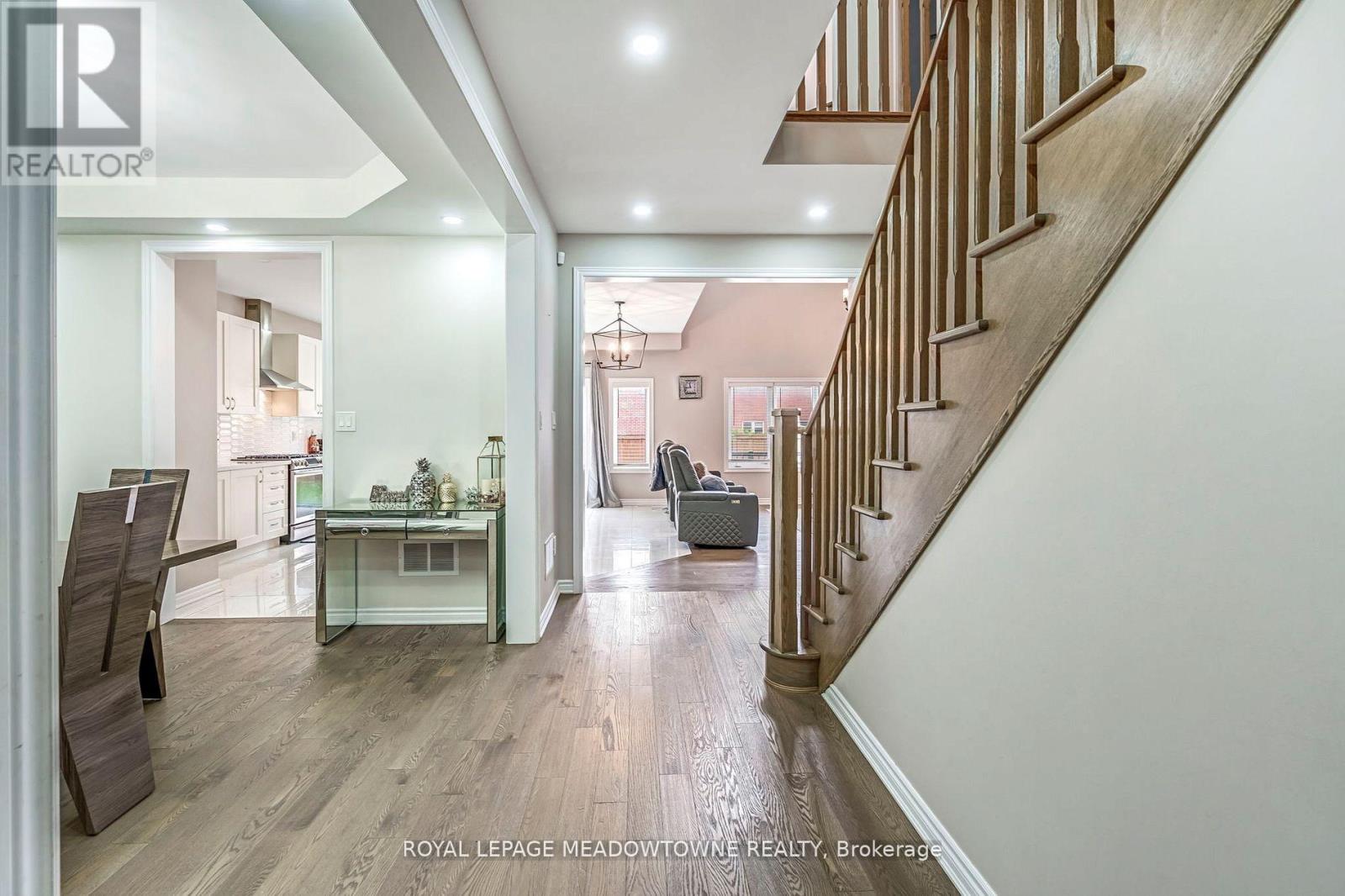 1029 Barton Way, Innisfil, Ontario  L9S 4R7 - Photo 6 - N12525742