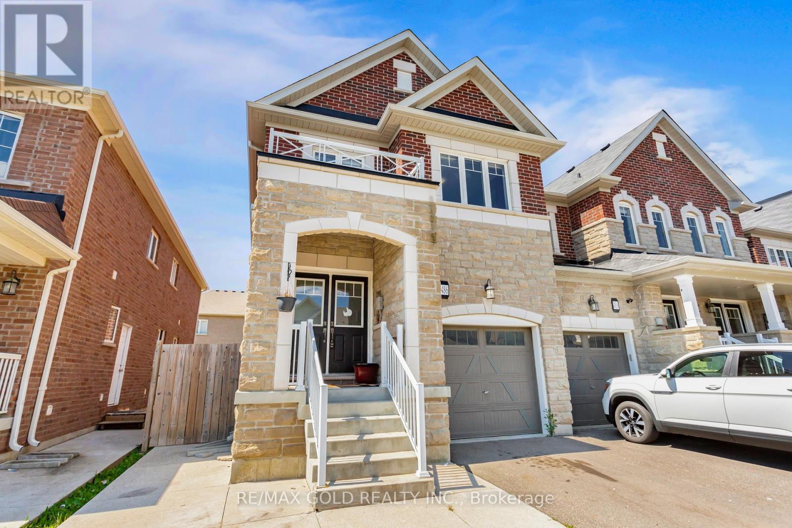 486 Queen Mary Drive, Brampton, Ontario  L7A 4N3 - Photo 2 - W12525736