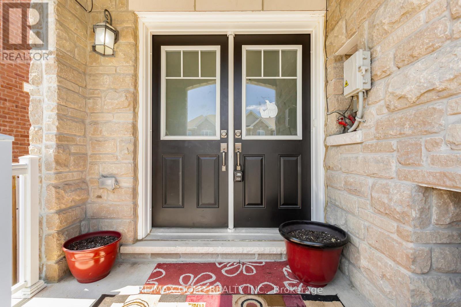 486 Queen Mary Drive, Brampton, Ontario  L7A 4N3 - Photo 3 - W12525736