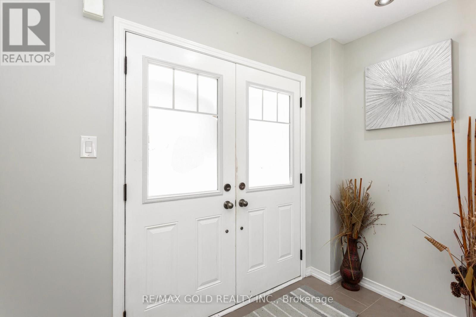 486 Queen Mary Drive, Brampton, Ontario  L7A 4N3 - Photo 4 - W12525736