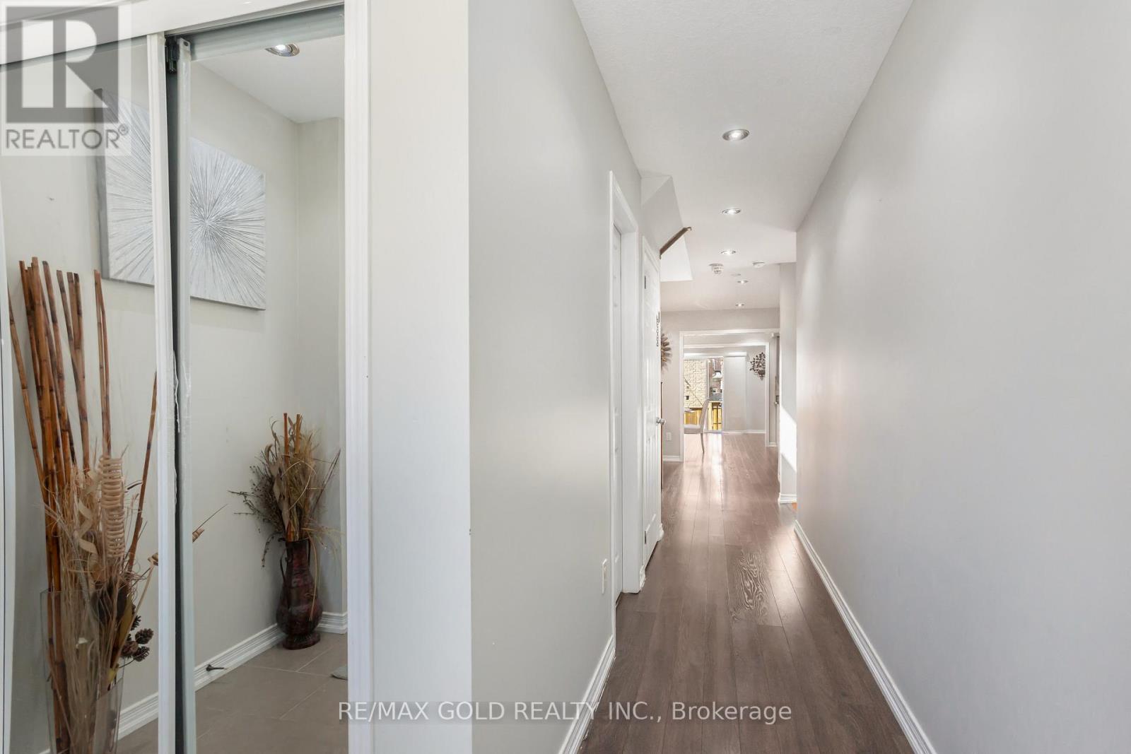 486 Queen Mary Drive, Brampton, Ontario  L7A 4N3 - Photo 5 - W12525736