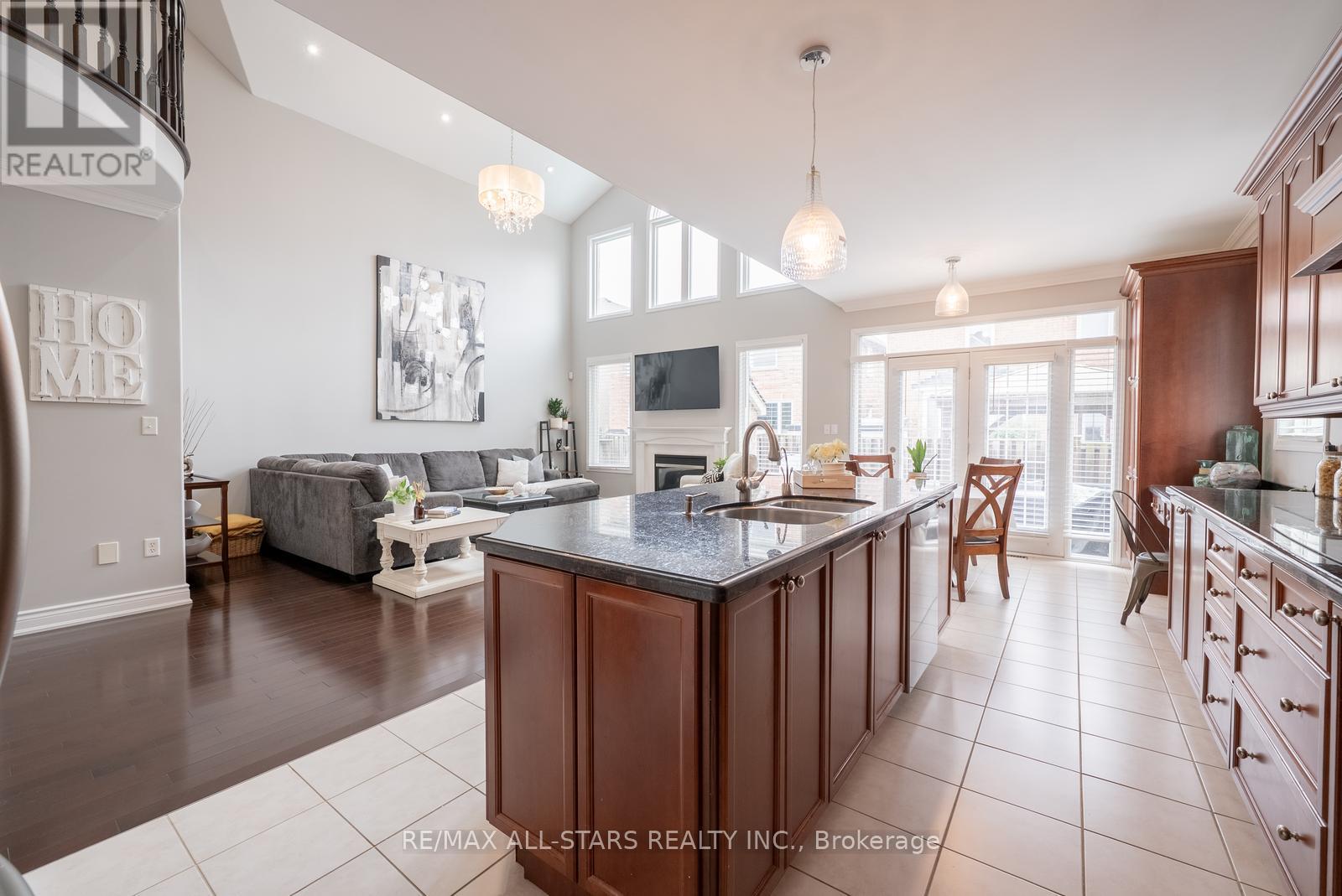 134 Stephensbrook Circle, Whitchurch-Stouffville, Ontario  L4A 0G4 - Photo 12 - N12422774