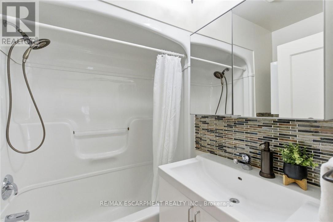 76 East 15th Street, Hamilton, Ontario  L9A 4E9 - Photo 9 - X12525730