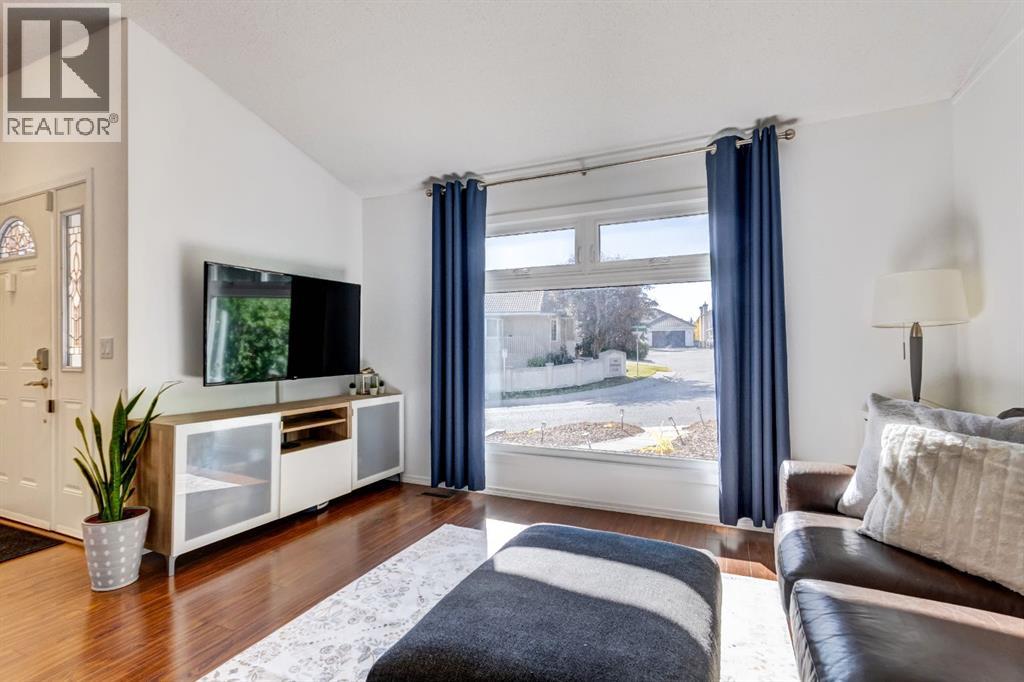 235 Strathearn Crescent Sw, Calgary, Alberta  T3H 1M9 - Photo 3 - A2269029