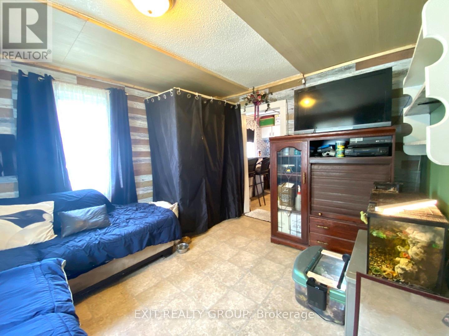 33 Glastonbury Road, Addington Highlands, Ontario K0H 2G0 - Photo 6 - X12525734