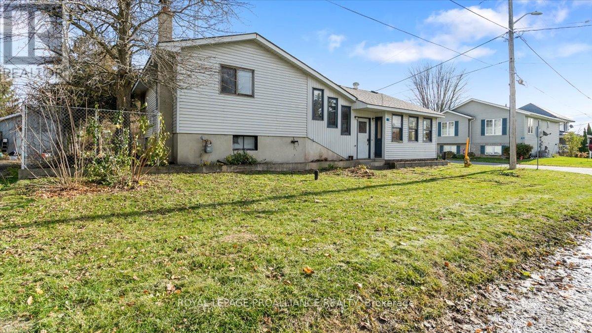 31 S Wellington Street, Quinte West, Ontario K0K 2C0 - Photo 2 - X12525844