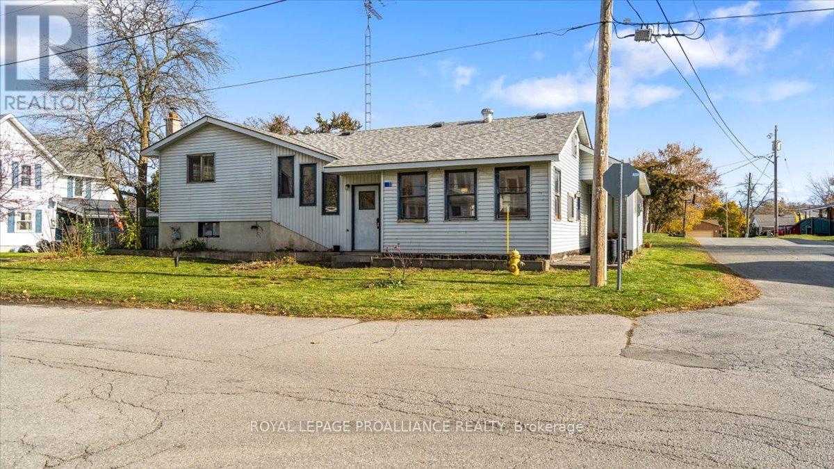 31 S Wellington Street, Quinte West, Ontario K0K 2C0 - Photo 3 - X12525844