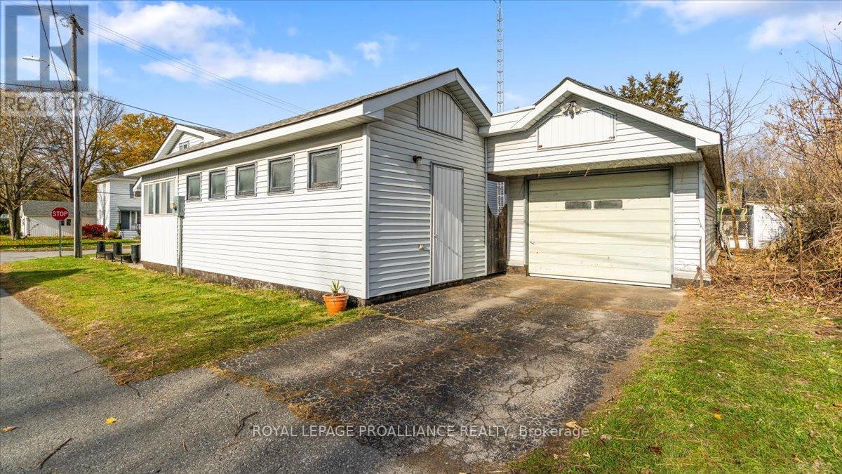 31 S Wellington Street, Quinte West, Ontario K0K 2C0 - Photo 4 - X12525844