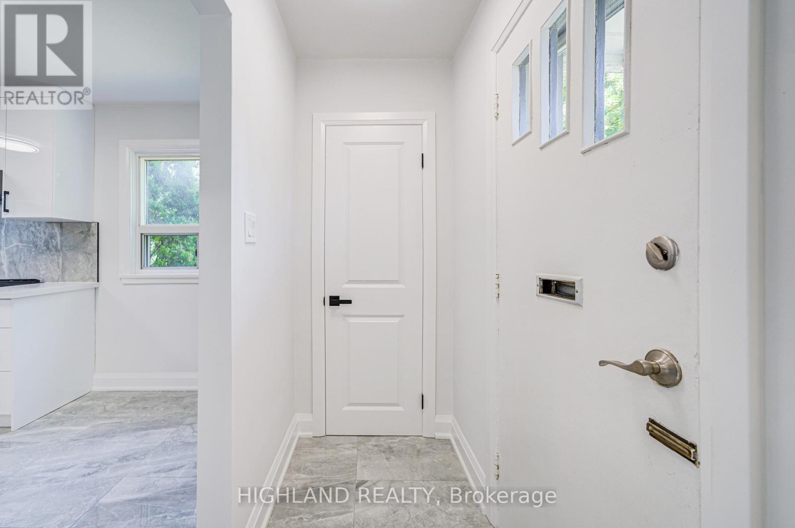 38 Esmond Crescent, Toronto, Ontario  M9W 1T4 - Photo 4 - W12525840