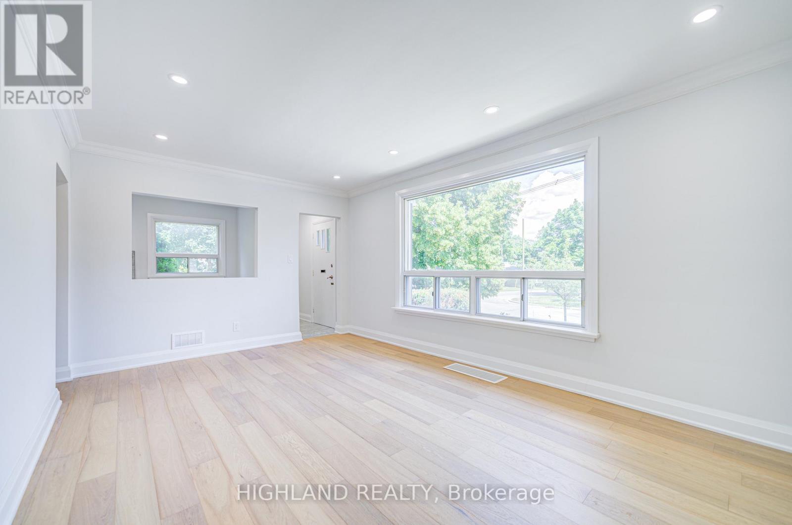 38 Esmond Crescent, Toronto, Ontario  M9W 1T4 - Photo 5 - W12525840