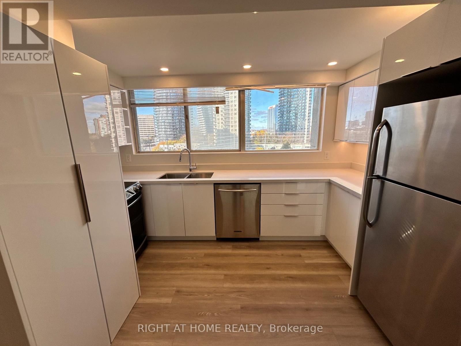 809 - 3700 Kaneff Crescent, Mississauga, Ontario  L5A 4B8 - Photo 2 - W12525848