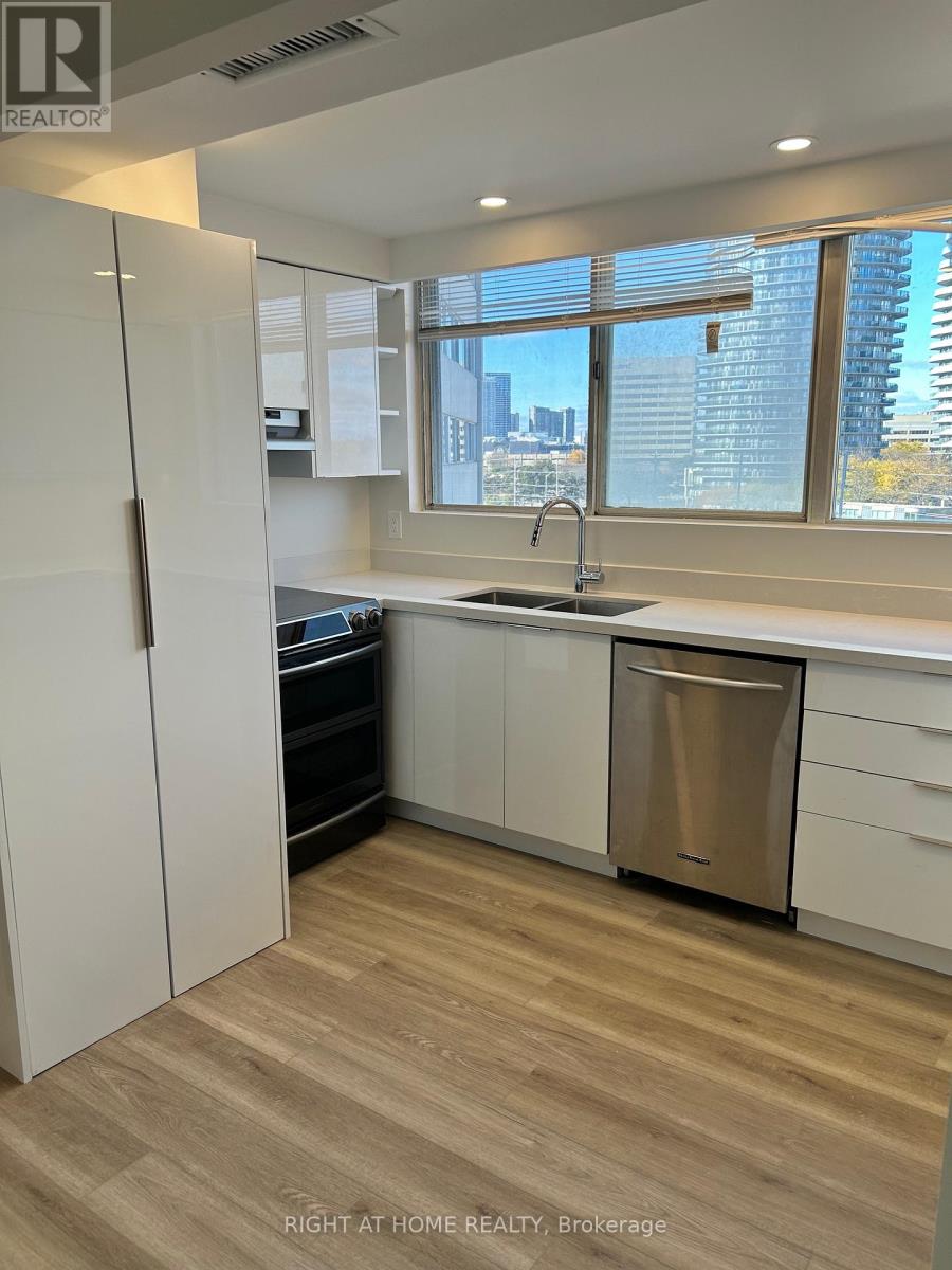 809 - 3700 Kaneff Crescent, Mississauga, Ontario  L5A 4B8 - Photo 4 - W12525848