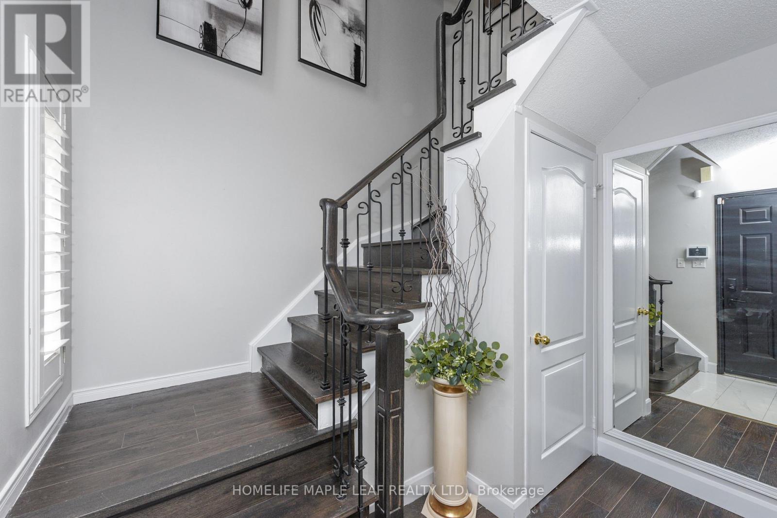 250 Brisdale Drive, Brampton, Ontario  L7A 2T3 - Photo 7 - W12525856