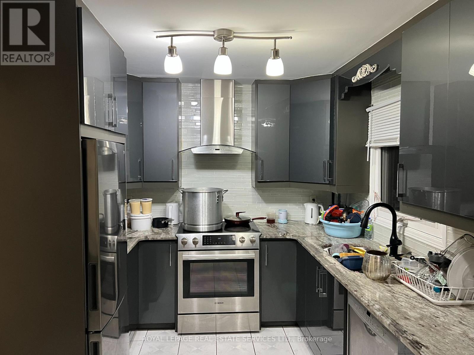 14 Songsparrow Drive S, Brampton, Ontario  L6Y 3Z8 - Photo 5 - W12525868