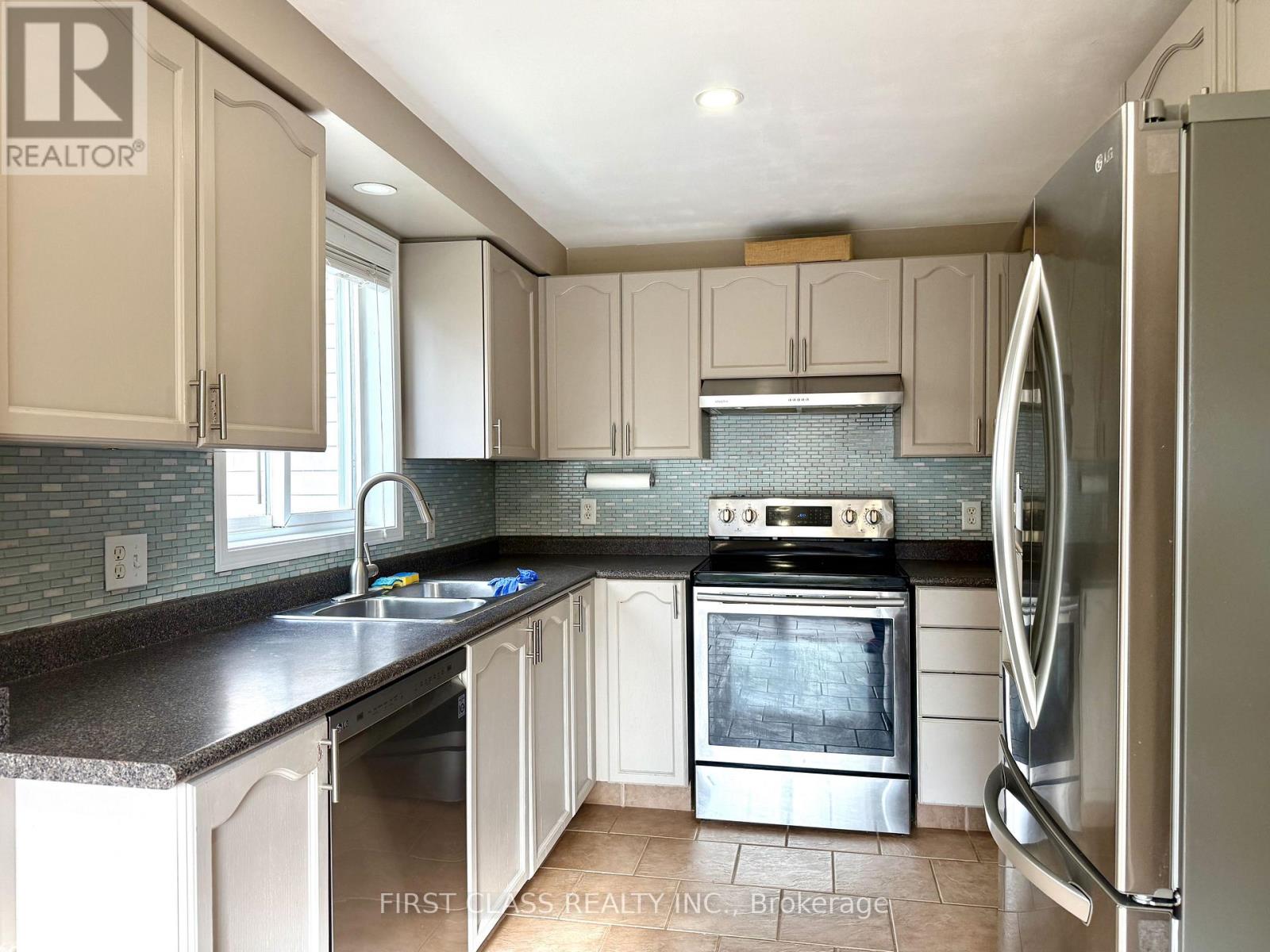 13 Benjamin Lane, Barrie, Ontario  L4N 0S3 - Photo 2 - S12525974