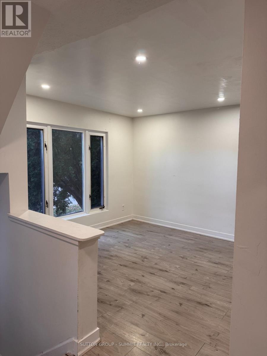 1379 Freeport Drive, Mississauga, Ontario  L5C 1S5 - Photo 2 - W12525986