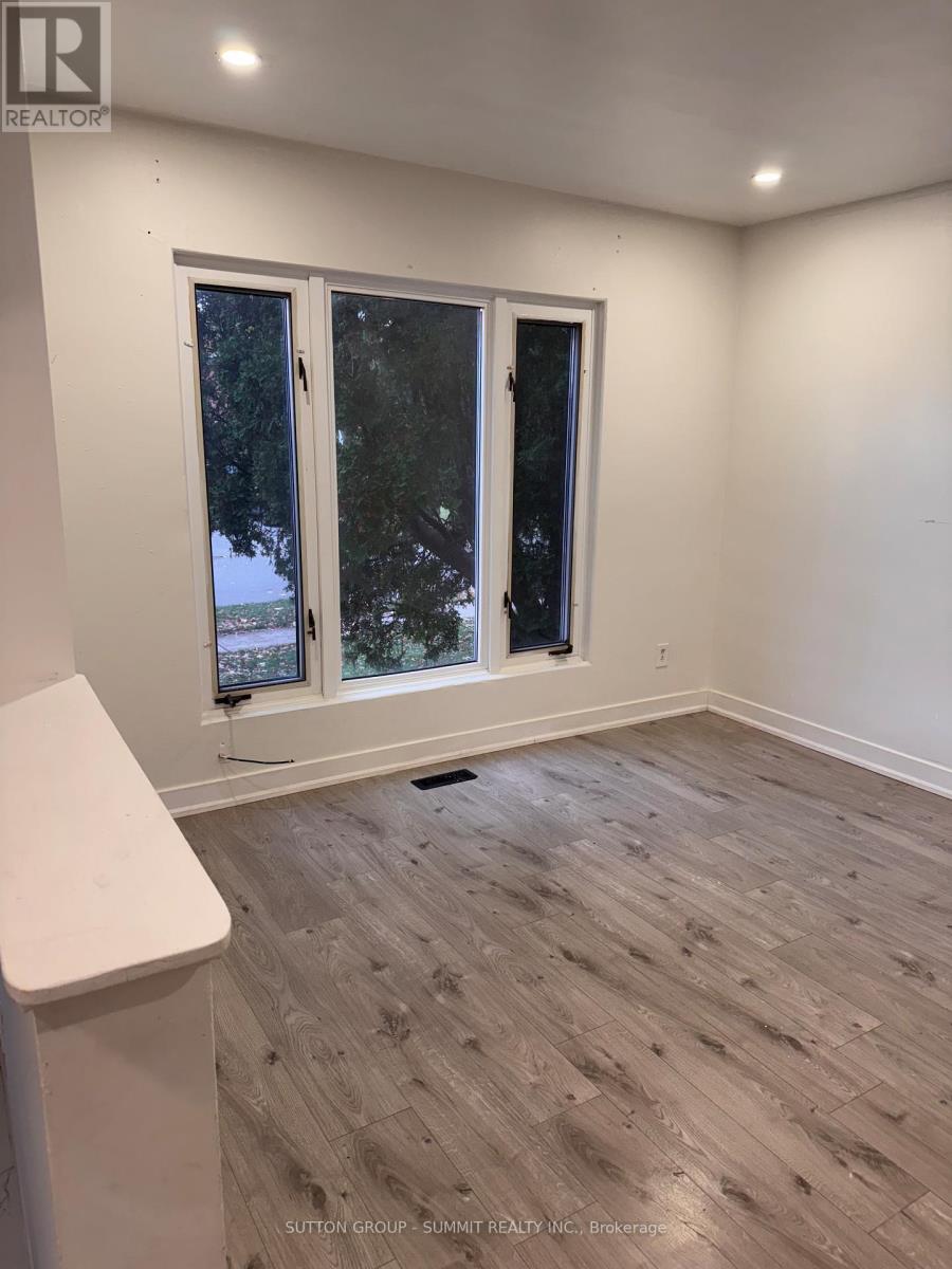 1379 Freeport Drive, Mississauga, Ontario  L5C 1S5 - Photo 3 - W12525986