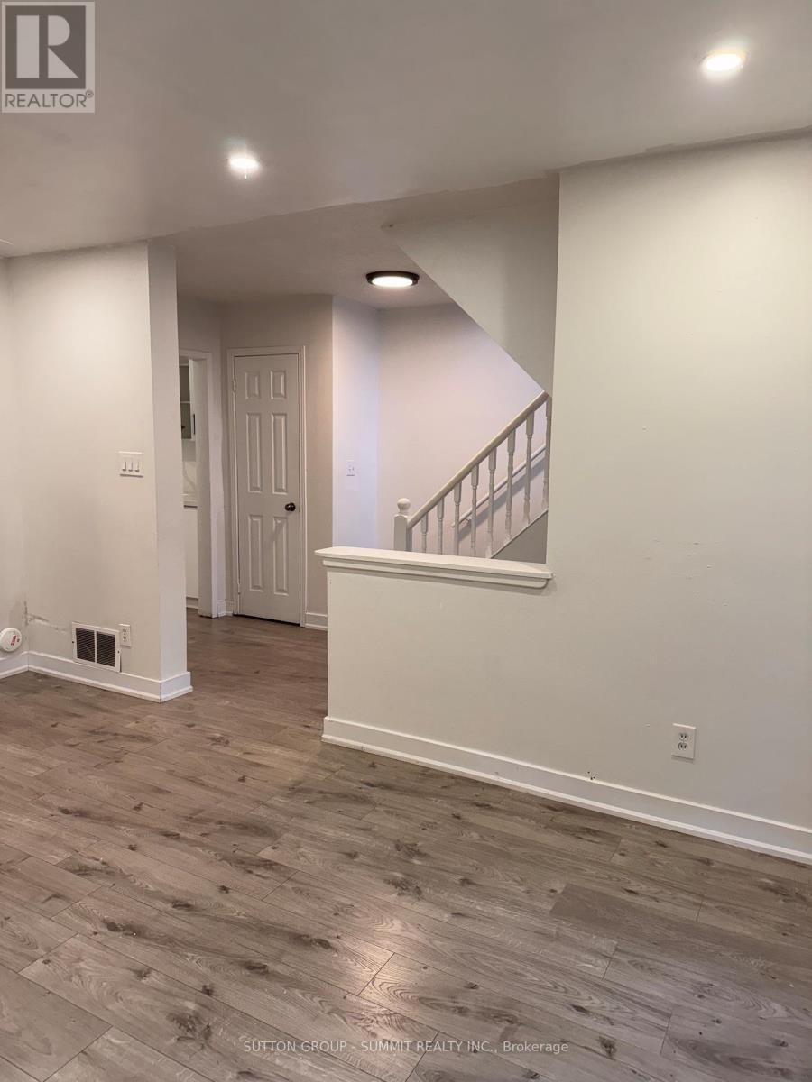 1379 Freeport Drive, Mississauga, Ontario  L5C 1S5 - Photo 4 - W12525986