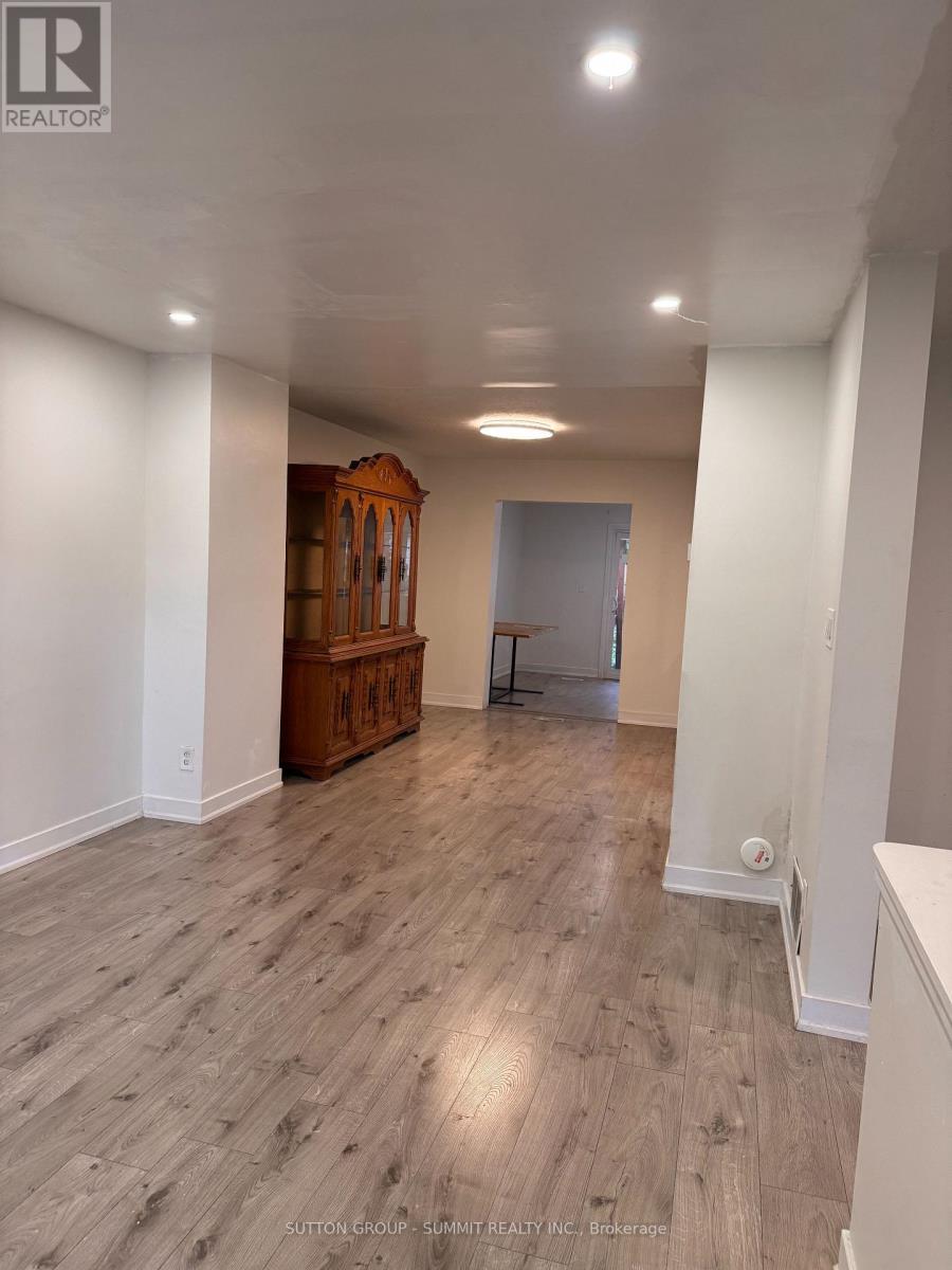 1379 Freeport Drive, Mississauga, Ontario  L5C 1S5 - Photo 5 - W12525986