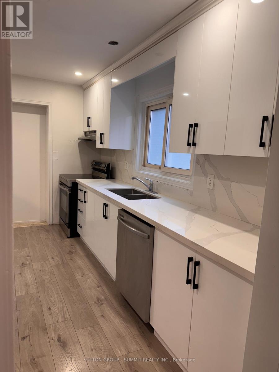 1379 Freeport Drive, Mississauga, Ontario  L5C 1S5 - Photo 6 - W12525986