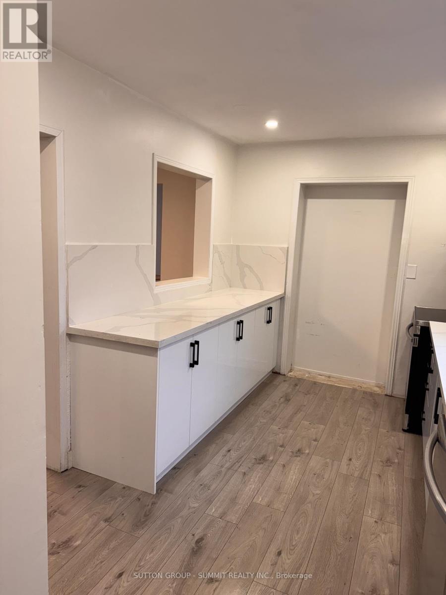 1379 Freeport Drive, Mississauga, Ontario  L5C 1S5 - Photo 7 - W12525986